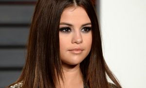 Conoce a la modelo inglesa que es idéntica a Selena Gomez