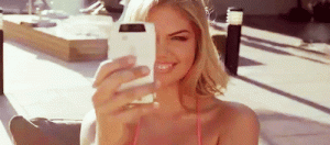 Nueva moda para tomarse fotos revoluciona Internet