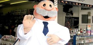 Farmacias Doctor Simi está buscando a clones del popular personaje