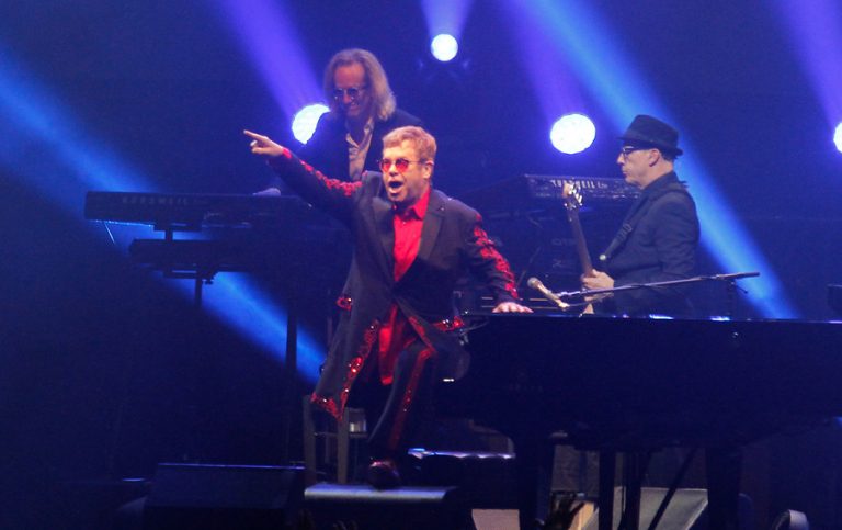 Disco tributo a Elton John reunirá a Ed Sheeran y Demi Lovato, entre otros