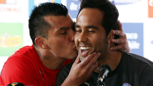Beso de Gary Medel a Claudio Bravo