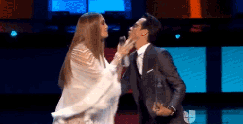 Beso de Jennifer Lopez y Marc Anthony en los Grammy Latino 2016