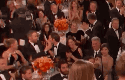 Beso entre Ryan Reynolds y Andrew Garfield en los Golden Globes