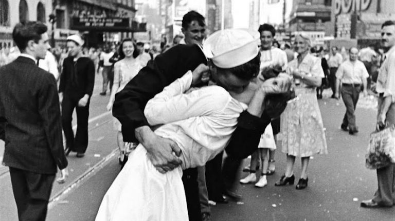 Beso entre un marino y una enfermera al terminar la Segunda Guerra Mundial