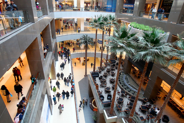 Personas en el Costanera Center