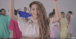 #AlertaDeEstreno Mira el colorido video de "Abrázame", lo nuevo de Camila Gallardo
