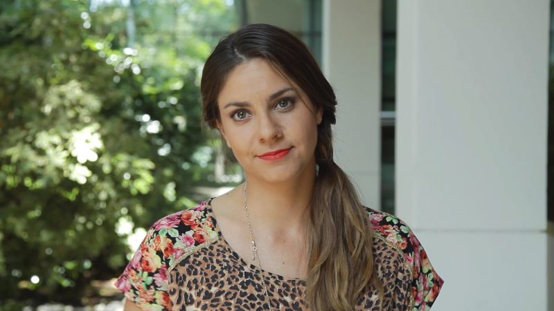 Camila en un jardín