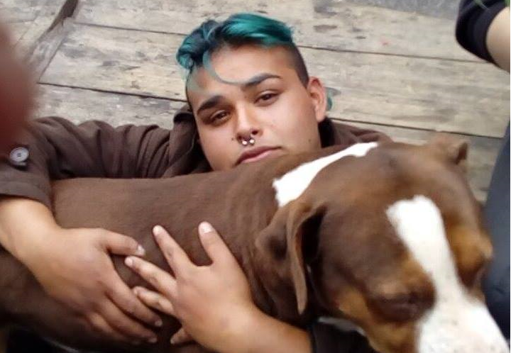 Joven fallecido con un perro