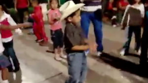 El divertido baile de este pequeño está revolucionando Internet