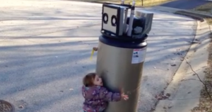 Esto sucede cuando una niña ve un robot por primera vez