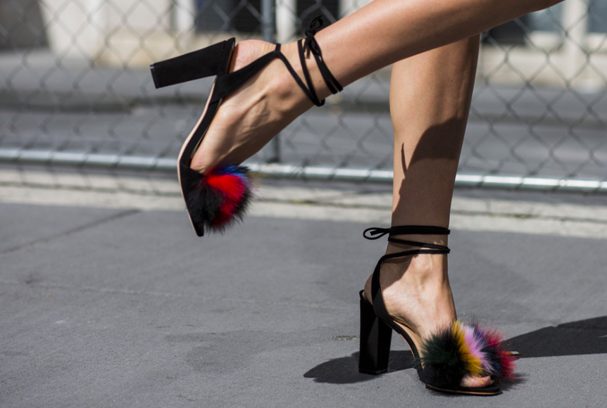 Zapatos de colores causan furor en las redes sociales