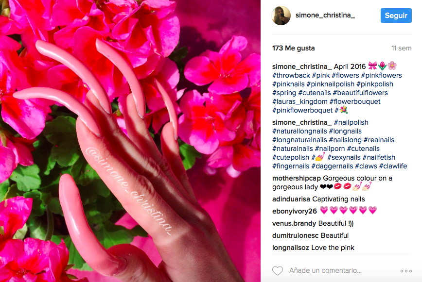 Esta joven no se corta las uñas de las manos hace tres años