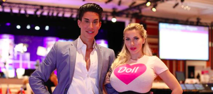 Ken humano y joven adicta a las cirugías tienen un romance