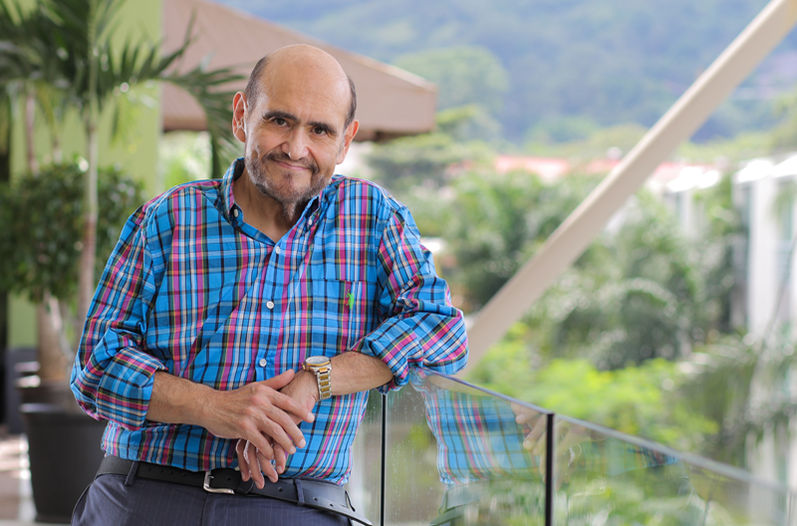 Edgar Vivar en el palco de su casa