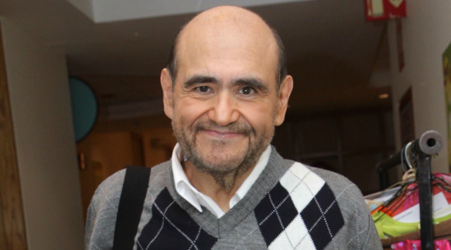 Edgar Vivar al interior de su casa