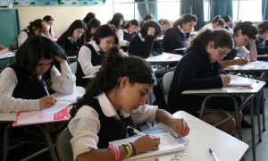 Conoce el modelo de Educación 2020 que ayuda a estudiantes vulnerables a entender bien en clases