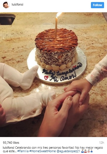 Foto que Luis Fonsi compartió en Instagram con una torta de su cumpleaños y las manos de su familia unidas