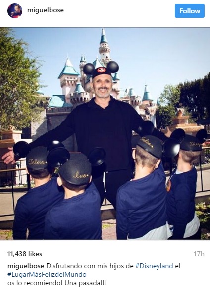 Foto que Miguel Bosé compartió en su cuenta de Isnatgram y en la que aparece junto a sus hijos en Disney