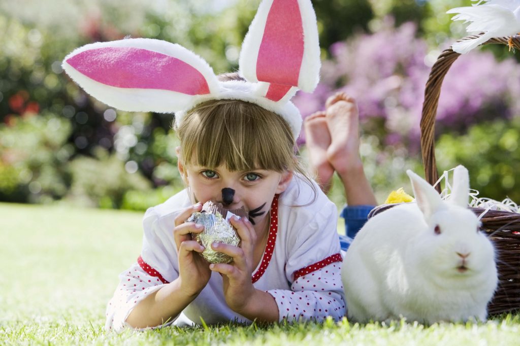 Niño comiendo huevitos de pascua