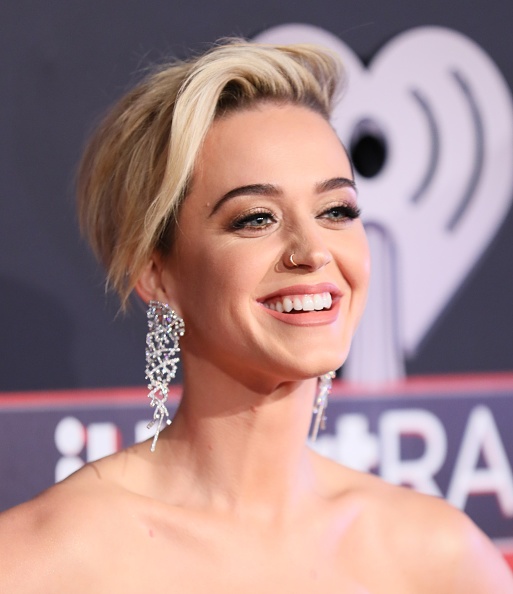 Katy Perry expresó que sus padres no la dejaban interactuar con gays