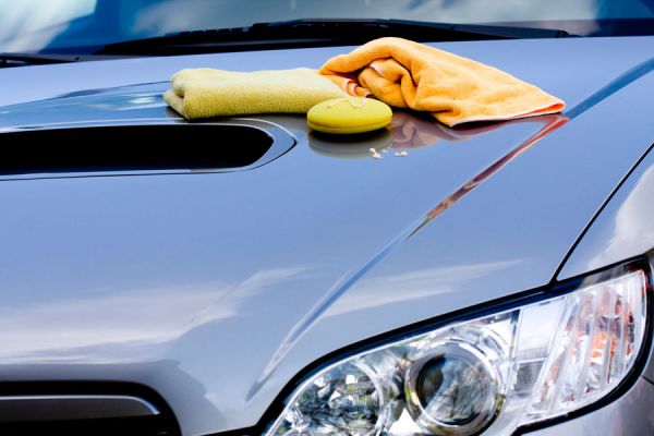 Lavando el auto puedes quemar hasta 150 calorías