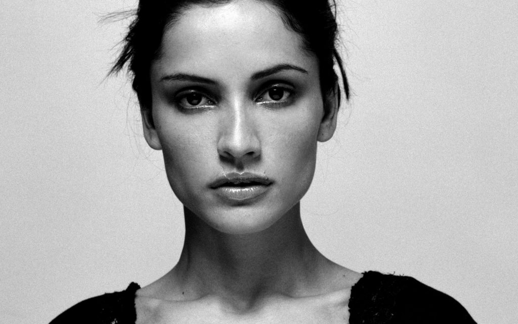 Leonor Varela en fotografía blanco y negro