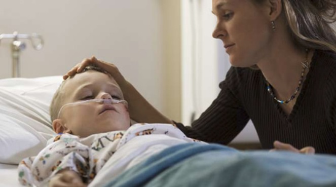 Madre cuidando a su hijo enfermo