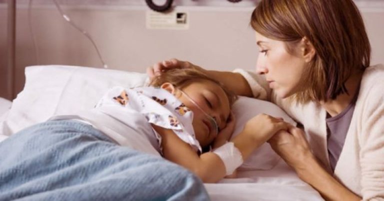 Madre cuidando a su hijo en el hospital