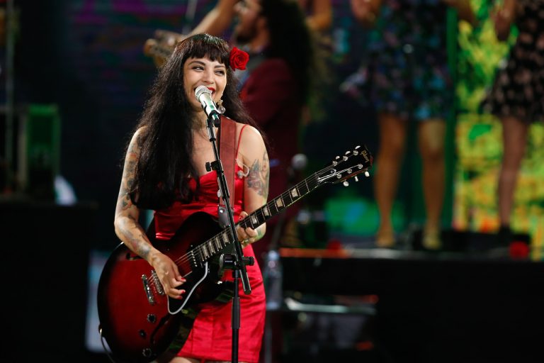 Mon Laferte canta para Disney