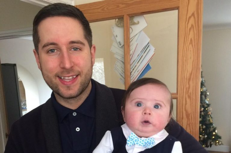 La historia del padre que se tatuó la misma cicatriz de su hijo