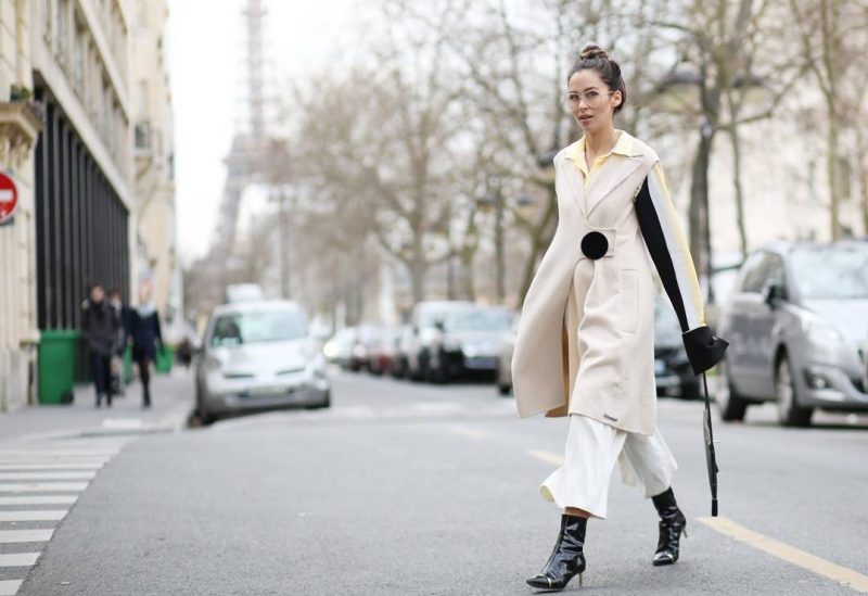 Nicole Putz caminando por las calles de París. 