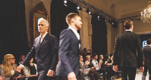 Conoce al guapo modelo de 52 años que arrasa en las grandes pasarelas del mundo