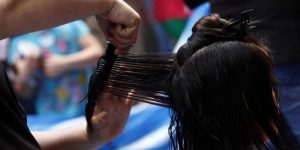 Estos son los 28 productos que tienen autorización para combatir la pediculosis