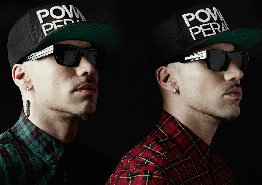 Hermanos Peralta mirando al horizonte