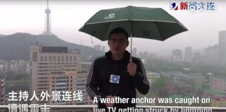 Video muestra el momento exacto en que un rayo cae sobre un reportero