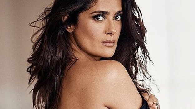 Salma Hayek en un fondo blanco
