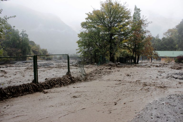 Aguas Andinas hace llamado a juntar agua en Santiago