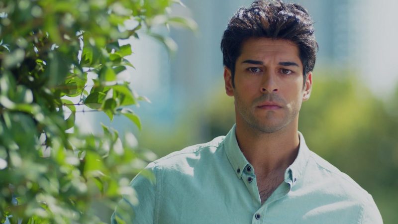 Burak Özçivit se hizo conocido como Bali Bey en El Sultán