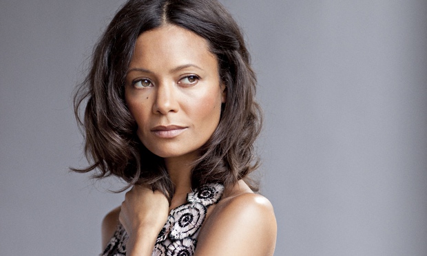 Thandie Newton en un fondo gris