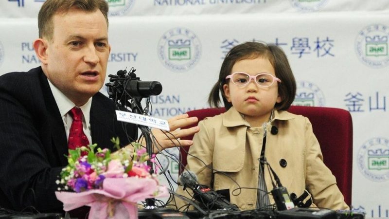 Conferencia de prensa de la pequeña que se volvió viral al interrumpir a su padre