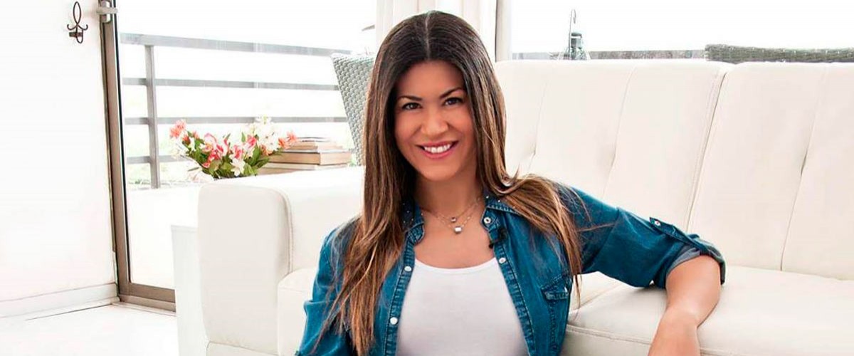 Vivi Rodrigues posando en su casa