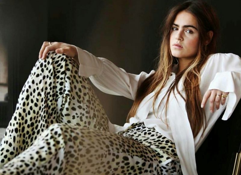 Mujer posa con pantalones animal print