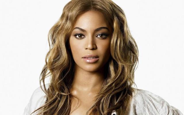 Beyoncé se luce en redes sociales mostrando nuevas fotos de su embarazo