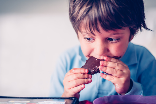 Niño comiendo chocolate