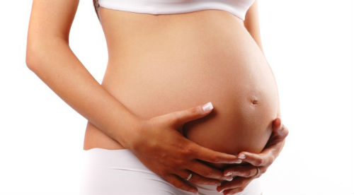 Mujer embarazada tocándose el vientre