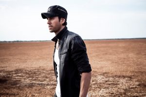 Enrique Iglesias usa Tinder para promocionar "Súbeme la radio"
