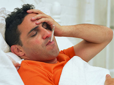 Hombre tomándose la temperatura