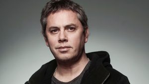 José Miguel Viñuela sorprende con particular look en foto del recuerdo