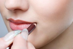 ¿Tienes labios finos? ¡Acá te contamos cómo maquillarlos!