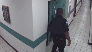 Este policía vio una rata y mira la reacción que tuvo